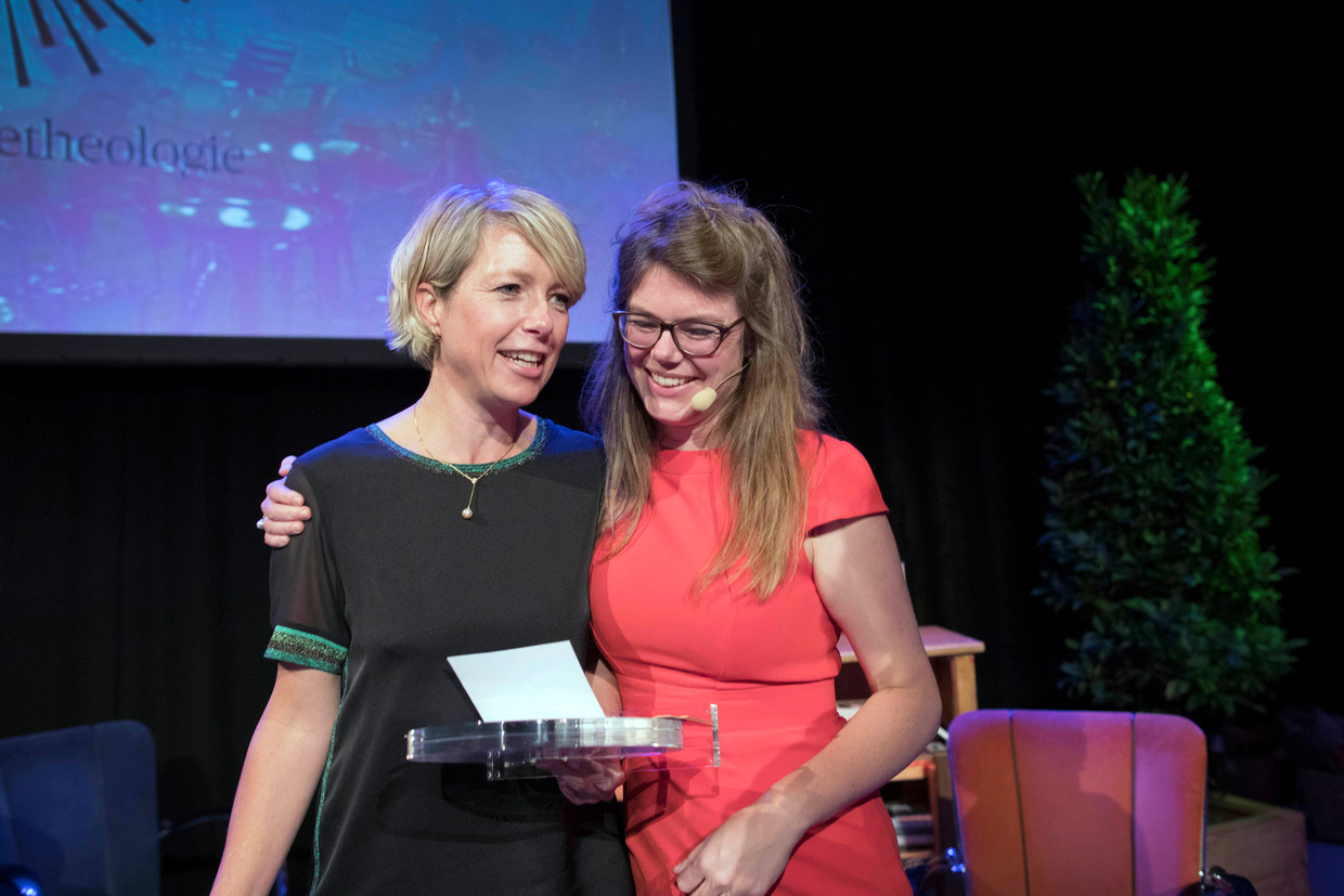 Nederland, Hilversum, 23 september 2017. Janneke  Stegeman geeft op de Nacht van de Theologie het stokje van de Theoloog des Vaderlands door aan Claartje Kruijff (l).  Beeld Werry Crone Fotografie