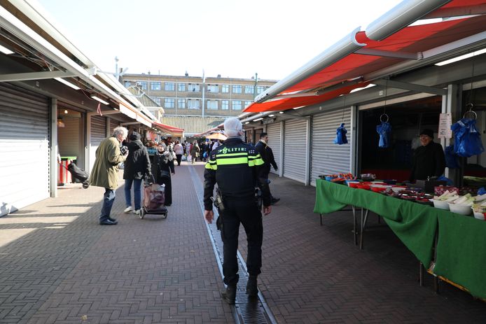 De Haagse Markt werd vanmiddag per direct gesloten.