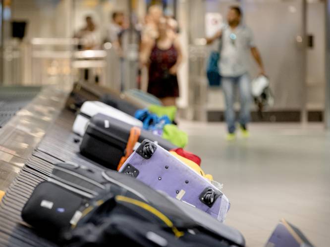 Bagage-afhandelaar die toekeek hoe collega in koffers neusde van reizigers terecht ontslagen volgens rechter