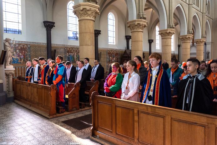 De prins en jeugdprins van het Stijlorenrijk bezetten met hun gevolg de voorste banken in de Lambertuskerk.