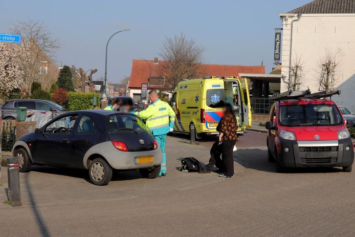 De fietsster raakte bij de botsing in Waalwijk lichtgewond.