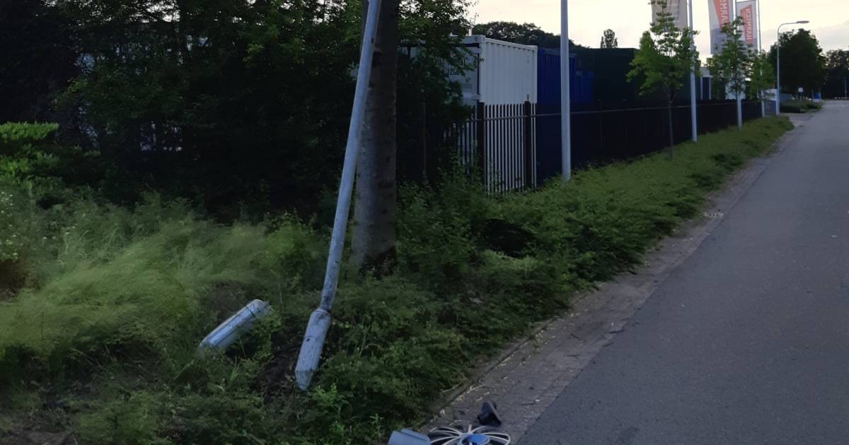 Automobilist rijdt 's nachts lantaarnpaal uit de grond in Lemelerveld: politie wil een gesprek.