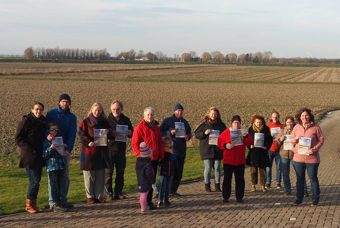 Een aantal verontruste inwoners van Goudswaard bij de Leenheerenpolder. Met Wouter Knoppers links en Mandy Korff  geheel rechts.