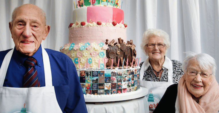 restjes Kwelling vloeistof Bijzonder: 100-jarigen bakken 'taart van de eeuw' | Libelle
