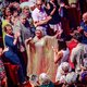 Willeke Alberti zegt adieu in majeur, in een gouden glitterjurk midden tussen haar fans