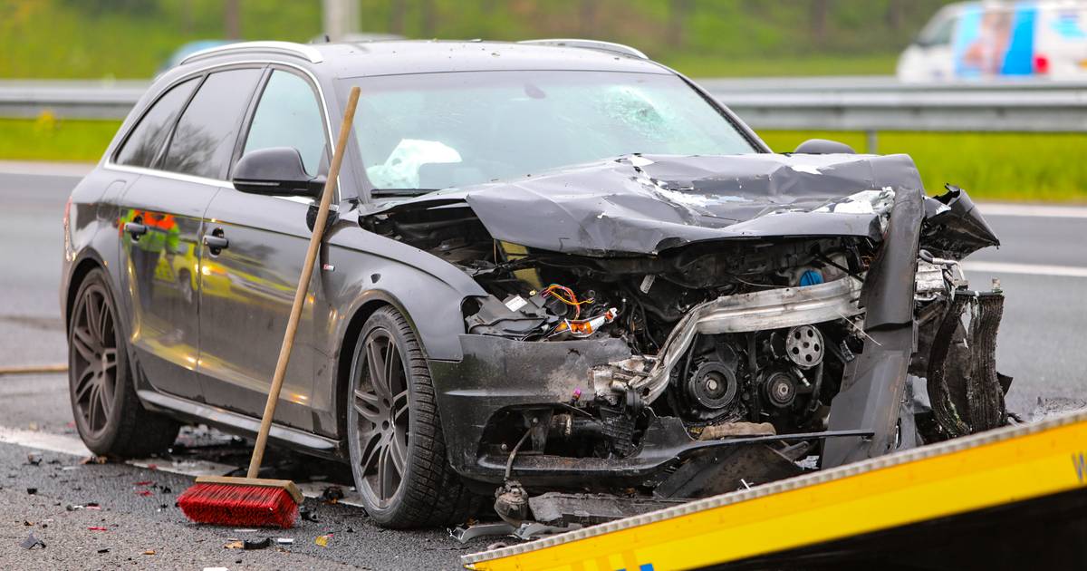 Grote file door kop-staart botsing personenauto en bedrijfswagen op A50.