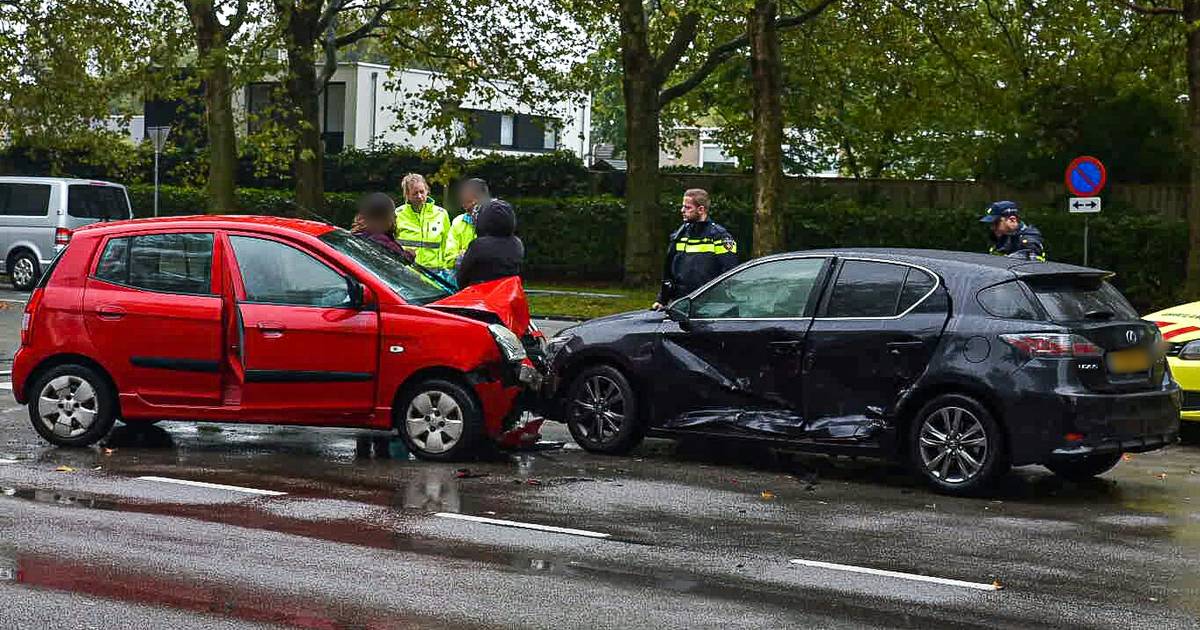 Bestuurder lichtgewond na botsing op Heikantlaan in Tilburg.