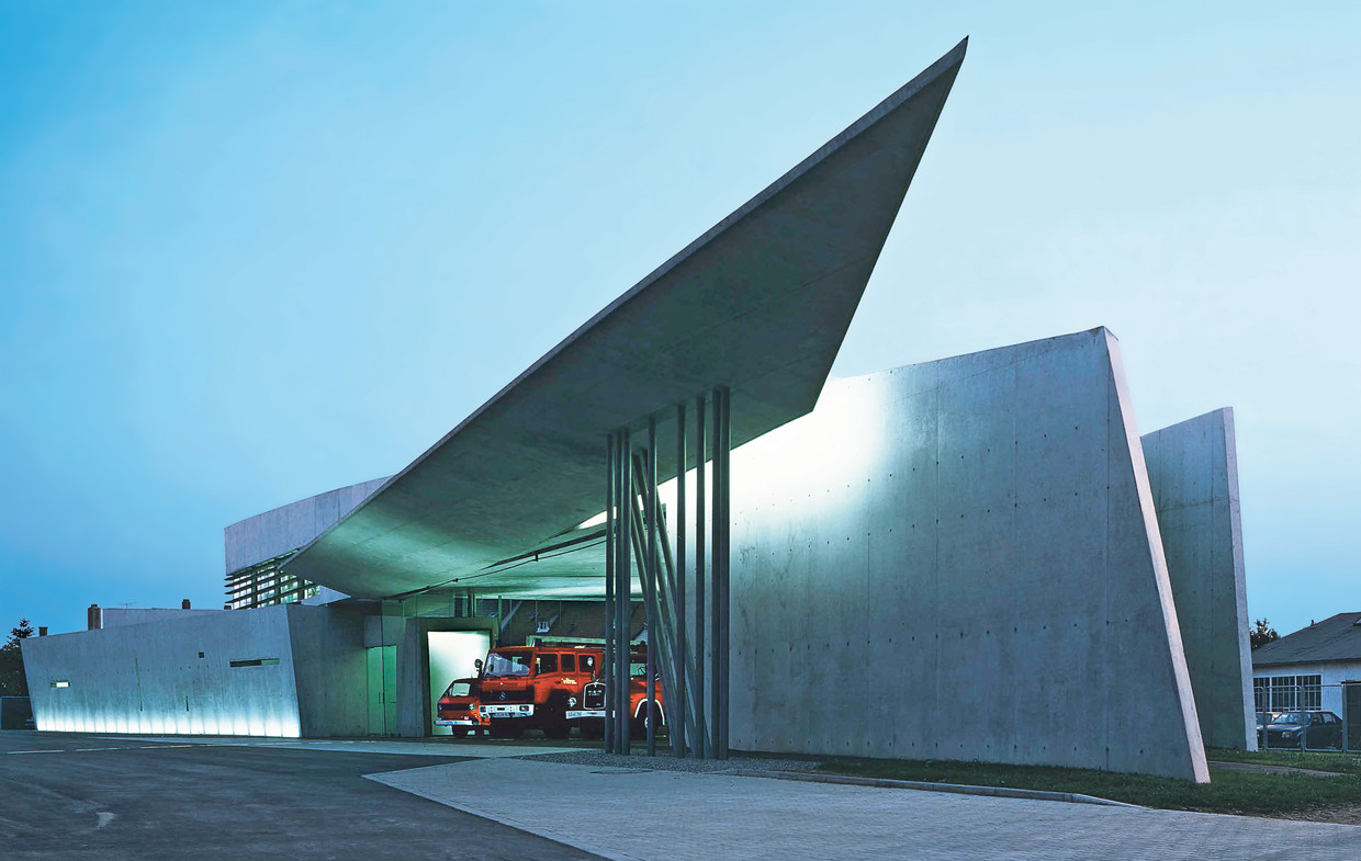 De brandweerkazerne in Weil am Rhein bij Bazel, het eerste gerealiseerde bouwwerk van Zaha Hadid uit 1993. Beeld  