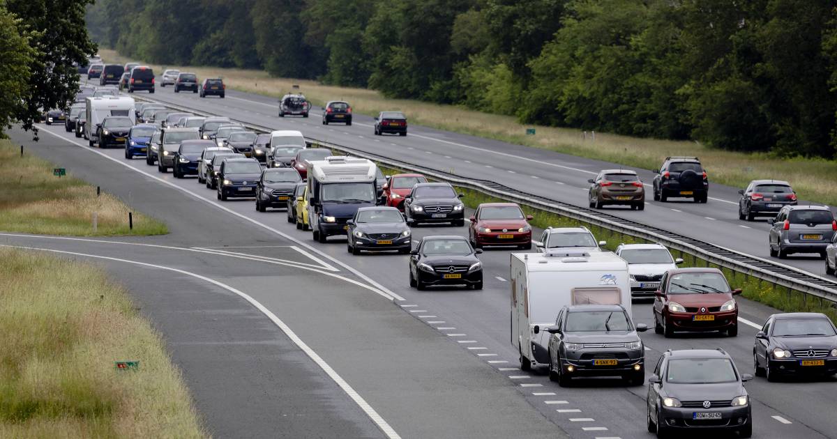 Ongeluk op de N233 bij Rhenen, weg afgesloten.