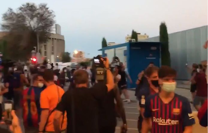Heel wat Barcelona-fans drongen het clubcomplex binnen.