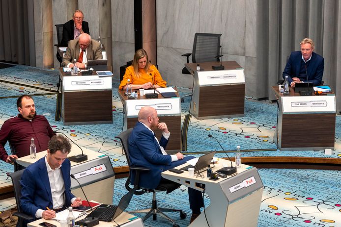De wethouders Jan van Dellen (VVD) en Martien Louwers (PvdA) liggen onder vuur vanwege een discriminatierapport. Linksboven met rode stropdas de enige  wethouder van D66: Hans de Vroome.