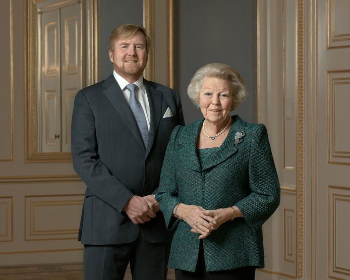 Nieuwe foto's van jarige Beatrix met koning en Amalia