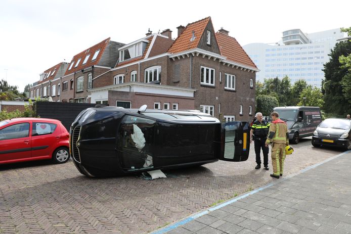 Een auto kwam vanmiddag op zijn kant terecht in Voorburg.