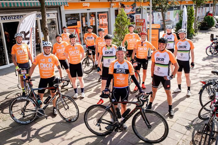 Leden van de Klimmende Règâhs, die in 2020 meer dan 70.000 euro bij elkaar fietsten en wandelden voor het goede doel.