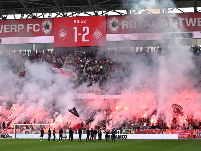 Fans Antwerp steken spelers hart onder de riem met zee van Bengaals vuur ná verlies tegen Club