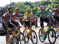 Fotoreeks | Peloton viert einde Tour de France: champagne voor Jumbo-Visma, Bettiol is fotograaf
