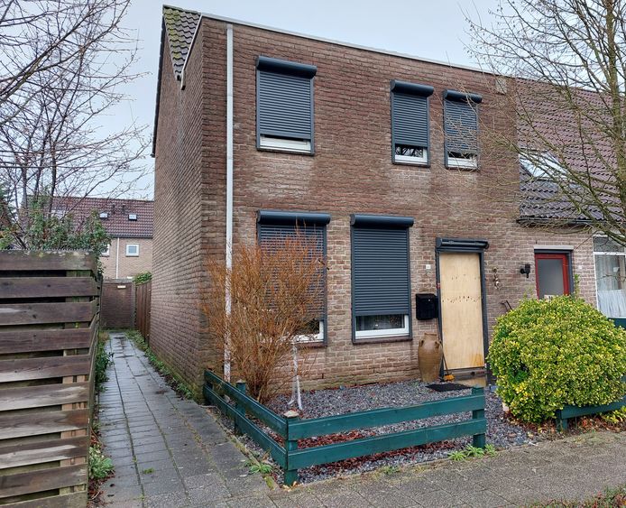 Politie ontruimt woning in Almelo na vondst 'zeer zwaar vuurwerk', Foto