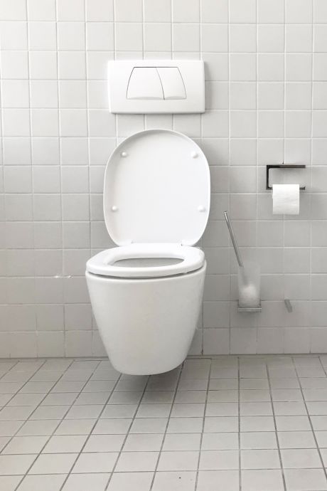 Pourquoi vous devriez arrêter d'utiliser votre téléphone aux toilettes 