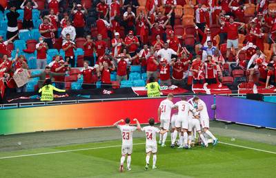Denemarken maakt indruk en plaatst zich als eerste voor de kwartfinales op dit EK