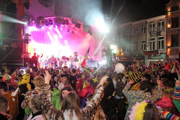 Zelfs om 5 uur 's ochtends staat de Grote Markt in Halle afgeladen vol tijdens Carnaval Halle.