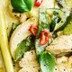 Recept: groene curry met kip, courgette & peultjes