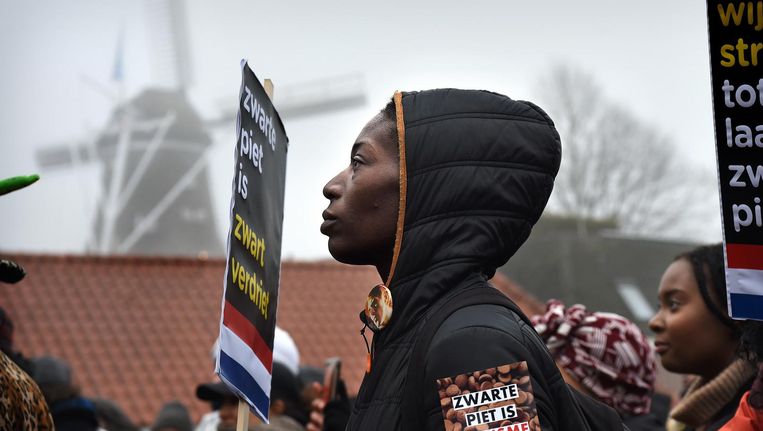 In Dokkum geldt zaterdagmiddag een noodverordening vanwege een demonstratie tegen Zwarte Piet. Beeld Marcel van den Bergh/de Volkskrant