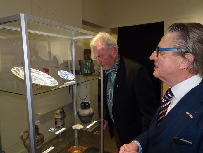 v.l.n.r. Henk van Beers en Ton Jonkers bij expositie over Zusters Clarissen in Boxtel