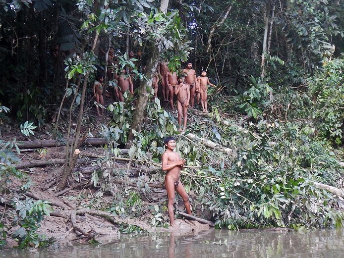 Groupe de l’ethnie Korubo dans la vallée de Javari, au Brésil