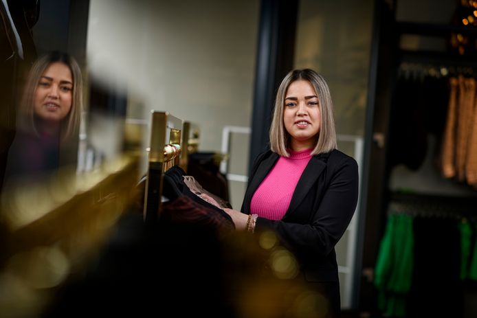 Britt van der Pot opent binnenkort al haar eigen zaak: BB Gold aan het H.J. van Heekplein 104. „Er zitten hier niet veel winkels die de merken verkopen die straks in mijn zaak komen te liggen. Ik weet dat daar ook een markt voor is.”