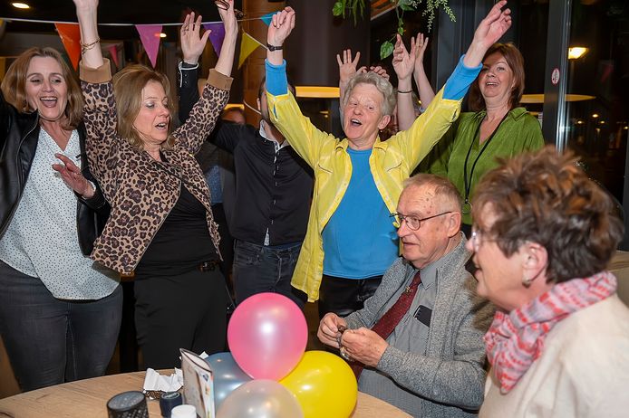 Frans Snijders (zittend rechts) en Conny van Aken (geel overhemd) zijn respectievelijk 60 en 50 jaar lid van toneelvereniging De Ambachtslieden.