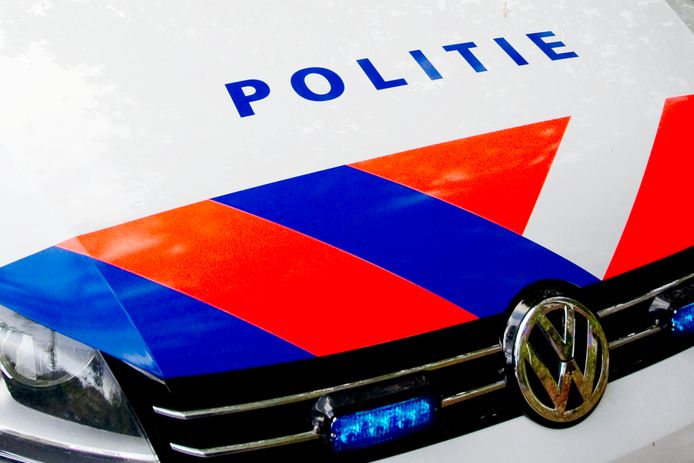 De politie reed met meerdere auto's een Bommelaar met een slok op klem.