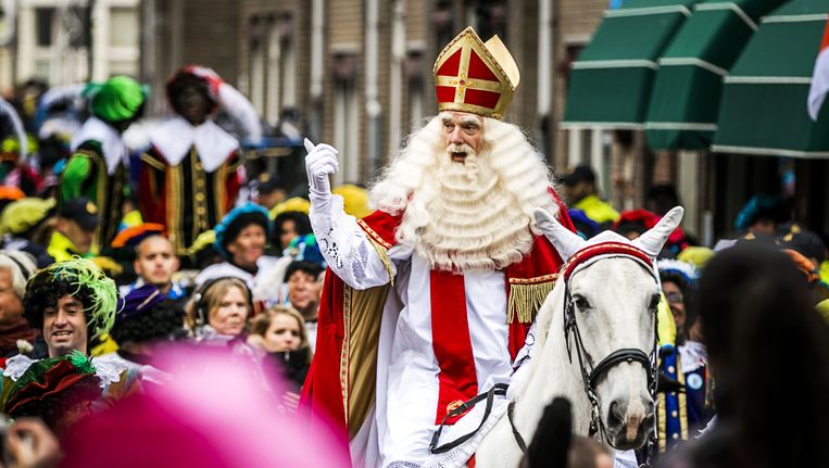 Sinterklaas arriveerde vanmiddag met zijn pieten in het centrum van Maassluis. Beeld ANP