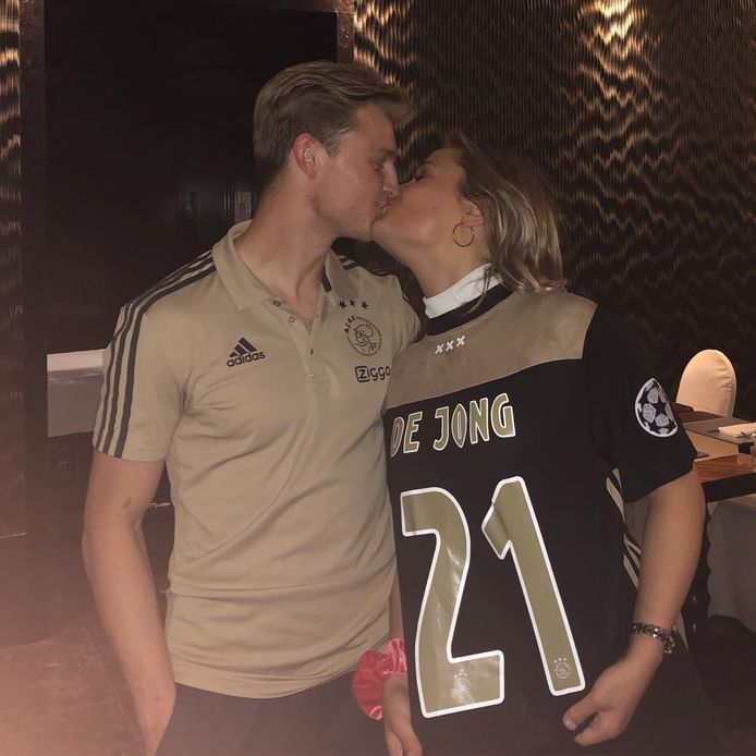 Frenkie de Jong kust zijn vriendin Mikky Kiemeney, die vandaag 21 jaar is geworden.