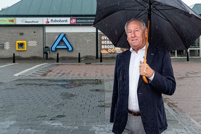 Ondernemer Gerard van de Tweel blijft vraagtekens zetten bij het voornemen van de gemeente Nijkerk om 95 openbare parkeerplaatsen te kopen op het Kerkplein.