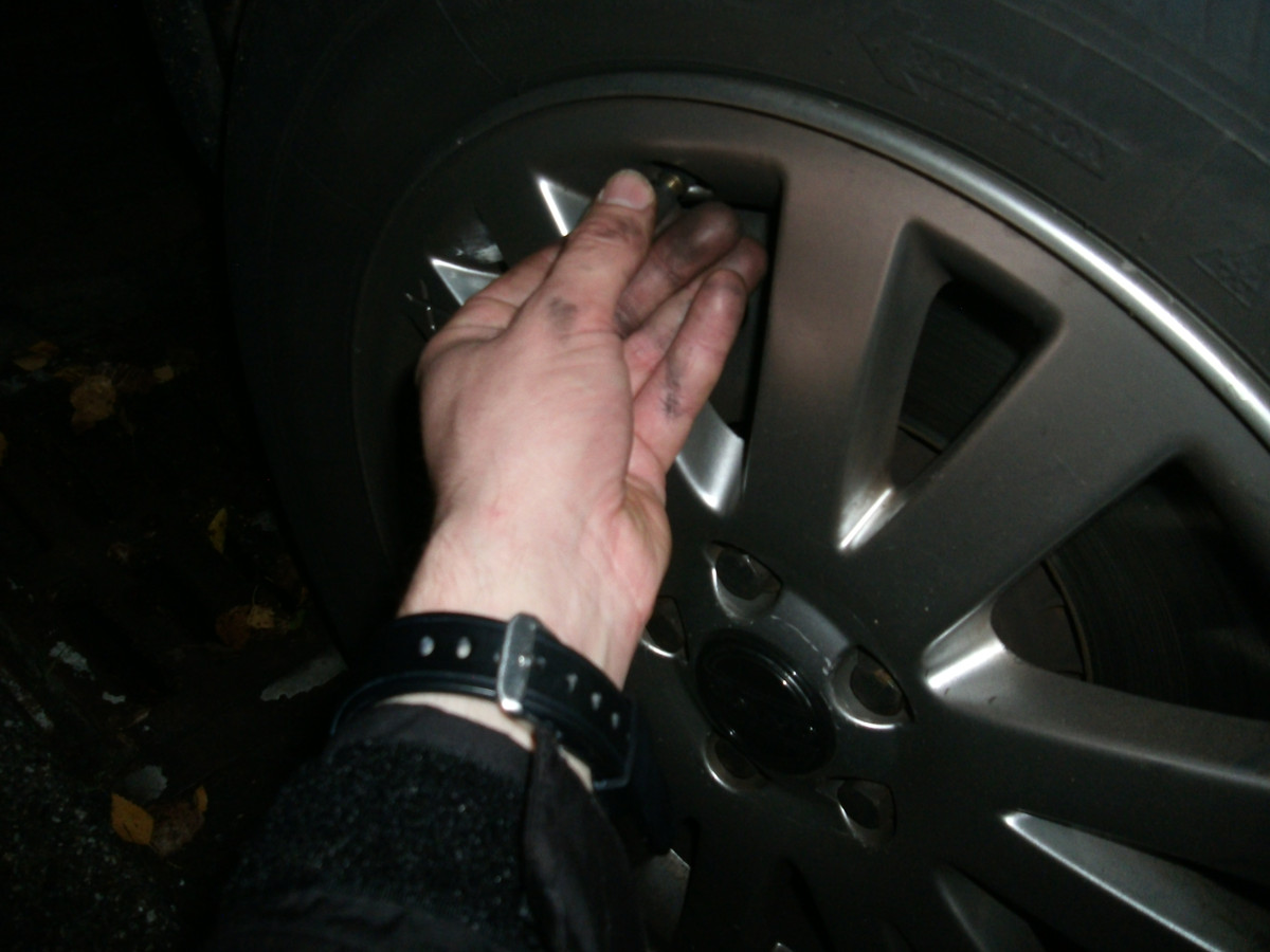 De actiegroep Tyre Extinguishers schroeft het ventiel van SUV’s los.