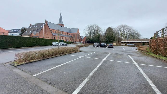 Het is de bedoeling deze parking deels te ontharden en te vergroenen, en daar zullen wel enkele parkeerplaatsen bij sneuvelen.