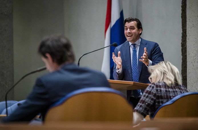 Forum voor Democratie-voorman Thierry Baudet krijgt forse kritiek te verduren in de Tweede Kamer en van partijgenoot Theo Hiddema, na zijn pro-Russische uitlatingen.