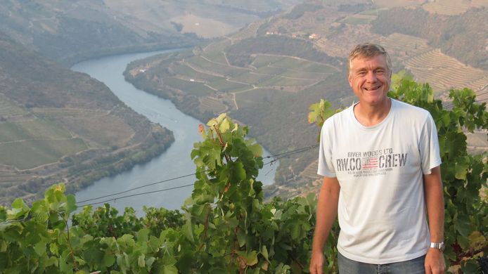Maarten van Luyt bij zijn druivenstruiken in Portugal.
