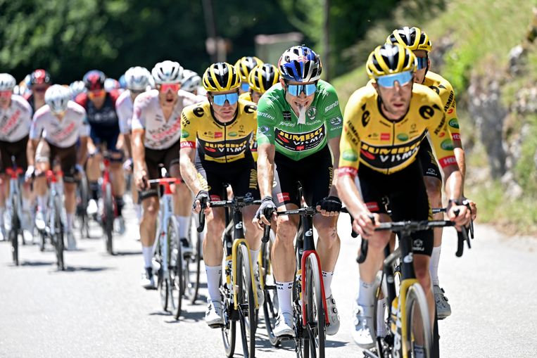 Groenetruidrager Wout van Aert eet een energiereep in de Tour-etappe naar Plateau de Solaison. Beeld Photo News