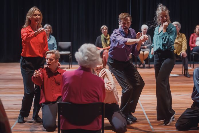 Het publiek wordt mee op reis genomen in de voorstelling 'Momentum', met als oudste deelneemster een 94-jarige.
