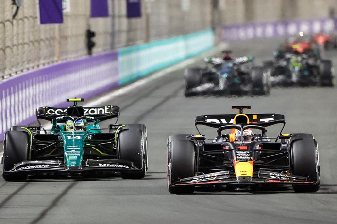 Verstappen haalt Alonso in en pakt de tweede plek.