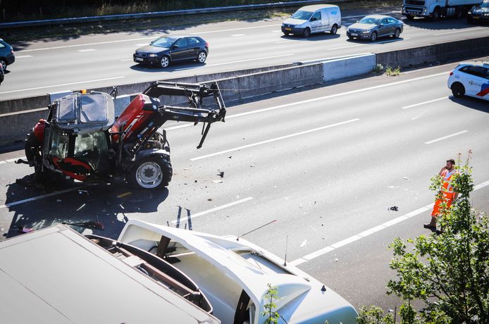 Three people were injured in an accident with a tractor on the A12