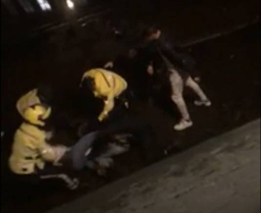 Screenshot uit het filmpje waarop de vechtpartij te zien is tussen de agenten en het zestal.