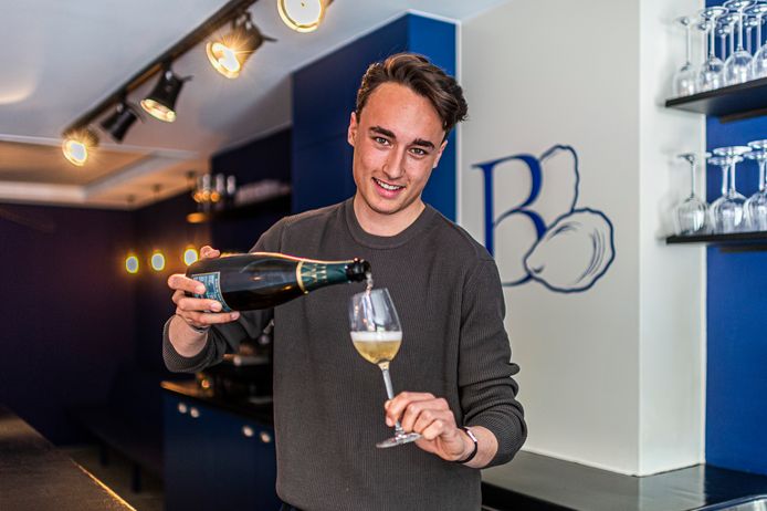 Jonge ondernemer Aldwin Camus (19) opent Bardeau op de Vrijdagmarkt.
