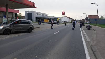 Motorrijder in levensgevaar afgevoerd naar ziekenhuis na botsing met wagen in Huizingen