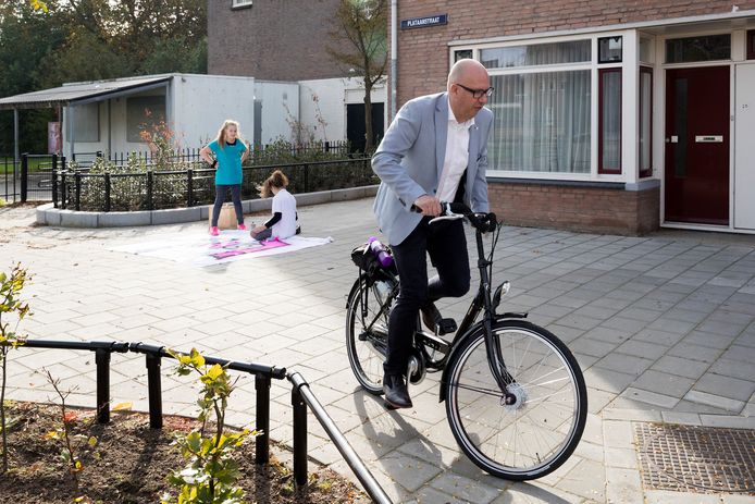 Burgemeester Jack Mikkers fietst door de Graafsewijk . Bij zijn installatie sprak hij de wens uit om de wijken snel te leren kennen.
