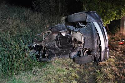 Twee slachtoffers bij ongeval in Giessen: een man werd uit de auto geslingerd, de andere kwam knel t