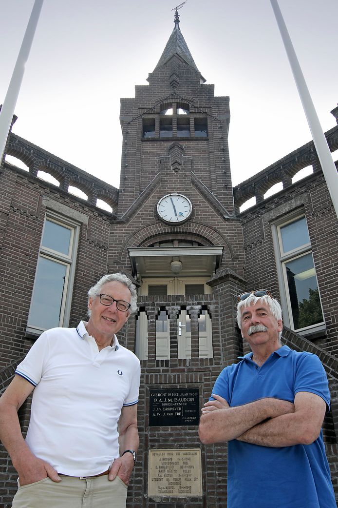 Bert den Brok (links) en Leo van Orsouw voor het oude raadhuis van Berghem.