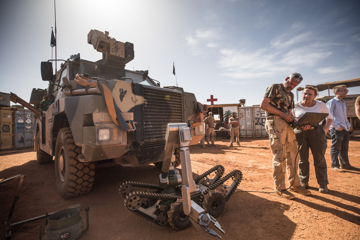 Minister Ank Bijleveld van defensie tijdens een bezoek aan Mali, waar 250 Nederlandse militairen meedoen aan een VN-missie. Beeld ANP