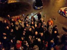 Massale toestroom bij raadsvergadering Heumen uit protest tegen windmolens, mensen mogen niet meer naar binnen